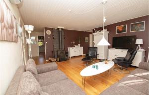 een woonkamer met een bank en een tafel en stoelen bij Amazing home in Ljungby with 3 Bedrooms and WiFi in Ljungby