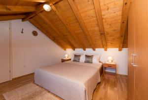 1 dormitorio con cama y techo de madera en House MARINA, en Postira