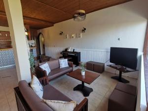 TV a/nebo společenská místnost v ubytování Vourvourou Hotel