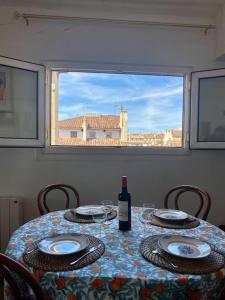 un tavolo con una bottiglia di vino sopra di Grand studio avec vue sur notre Dame de la garde a Marsiglia