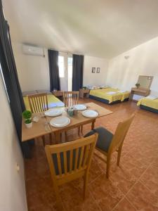 ein Esszimmer mit einem Tisch und Stühlen sowie ein Wohnzimmer in der Unterkunft Alina's apartment in Becici
