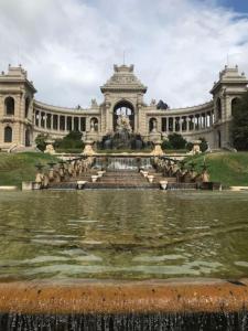 un grande edificio con una fontana di fronte di Grand studio avec vue sur notre Dame de la garde a Marsiglia