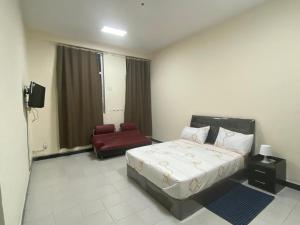 um quarto com uma cama e uma cadeira vermelha em Betsi Bed & Breakfast (BBB) em Addis Ababa