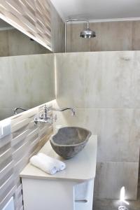 baño con lavabo en la encimera en Akropolis Village Complex of Luxury Residence en Kárpatos