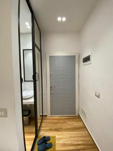 einen Flur mit einem Spiegel und ein Badezimmer mit einem Waschbecken in der Unterkunft Luxury Apartment in Blloku area in Tirana
