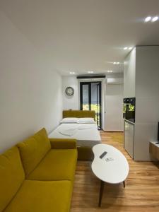 ein Wohnzimmer mit einem Sofa und einem Tisch in der Unterkunft Luxury Apartment in Blloku area in Tirana