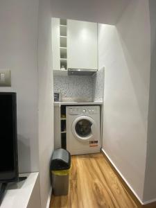 eine kleine Küche mit Waschmaschine in einem Zimmer in der Unterkunft Luxury Apartment in Blloku area in Tirana