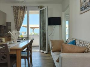 uma sala de estar com uma mesa e um sofá em L’isola di Cristiano Marzamemi em Marzamemi