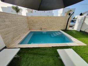 a swimming pool in the backyard of a house at L’isola di Cristiano Marzamemi in Marzamemi