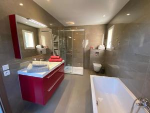 une salle de bain avec un lavabo, une douche et une baignoire dans l'établissement VILLA Saint Raphael Valescure Piscine Clim Wifi Golf, à Saint-Raphaël 8 autres photos