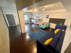 a living room with a blue couch and a kitchen at El Rincón Azul. Zona Dorada. in Tijuana