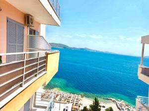un balcón con vista al mar en Saranda Rooms - Port, en Sarandë