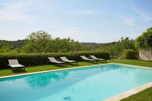 Bazén v ubytovaní Appart13 piscine chauffée de luxe Belvoir13 à 10 min d Aix alebo v jeho blízkosti