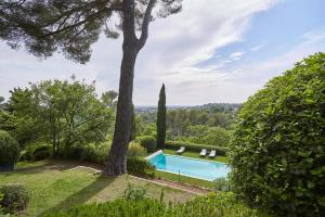 Bazén v ubytovaní Appart13 piscine chauffée de luxe Belvoir13 à 10 min d Aix alebo v jeho blízkosti
