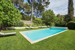 Bazén v ubytovaní Appart13 piscine chauffée de luxe Belvoir13 à 10 min d Aix alebo v jeho blízkosti