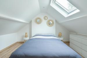 a bedroom with a bed and a skylight at Lumière espace et convivialité à 2 pas de Wimereux in Wimille