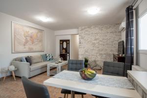 ein Wohnzimmer mit einem Tisch und einem Sofa in der Unterkunft Elenas Village house - Dream apt w Pool & Terrace in Alikianós