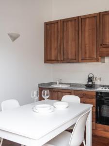 萊科的住宿－LE MURA VECCHIE，厨房配有白色的桌子和白色的椅子