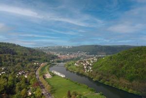 une vue aérienne sur une rivière avec une ville dans l'établissement Ferienwohnung Kurz "Panoramablick", à Wertheim