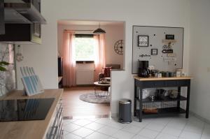 uma cozinha com um balcão e uma mesa num quarto em Ferienwohnung Kurz "Weinbergblick" em Wertheim