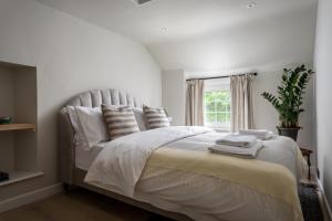 เตียงในห้องที่ Mulberry, A Luxury Two Bed Cottage in Painswick