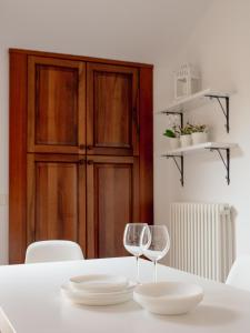 萊科的住宿－LE MURA VECCHIE，一张桌子,上面放两个白板和两个酒杯