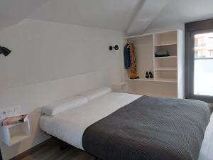 A bed or beds in a room at Pensión Amorrortu Lemona