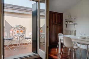 萊科的住宿－LE MURA VECCHIE，一间配备有白色桌椅的用餐室