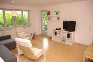 un soggiorno con un divano e una TV di Leipzig City Appartments a Lipsia