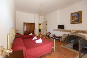 ein Wohnzimmer mit einem roten Sofa und einem Kamin in der Unterkunft Al Palmento Cruillas in Syrakus