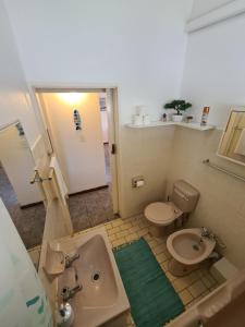Un baño de Cheerful 2 bedroom cottage with a communal pool