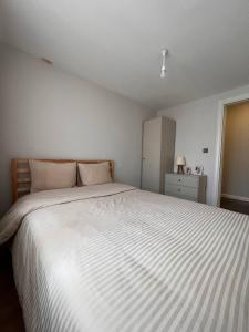 Un pat sau paturi într-o cameră la Delight Kartal Apartment