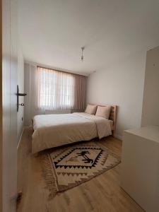 Un pat sau paturi într-o cameră la Delight Kartal Apartment
