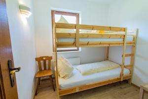 Poschodová posteľ alebo postele v izbe v ubytovaní Huberhof 10 by Alpenidyll Apartments
