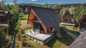 een uitzicht op een huis met een zwart dak bij VIP Chalet ZAKOPANE in Kościelisko