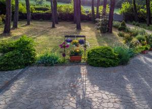 a garden with flowers in a gate and trees at Dependance Villa Settecamini in Porano