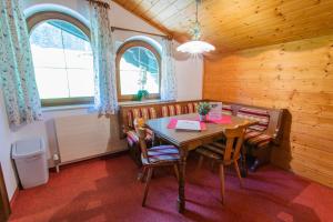 uma sala de jantar com mesa e cadeiras em Huberhof 8 by Alpenidyll Apartments em Schladming