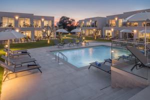 The swimming pool at or close to Maj Luxury Residence