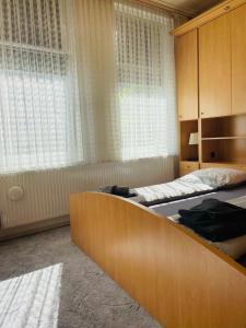 1 Schlafzimmer mit 2 Betten und einem großen Fenster in der Unterkunft City Müllers Apartment in Bremerhaven