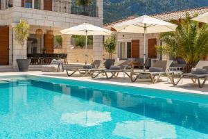 Bazén v ubytovaní Luxury Villa Vespera alebo v jeho blízkosti