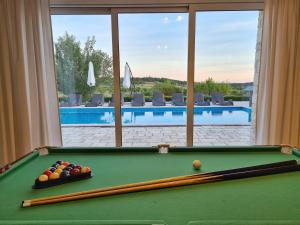 โต๊ะบิลเลียดของ Spacious villa with pool, indoor jacuzzi and sauna near Poreč