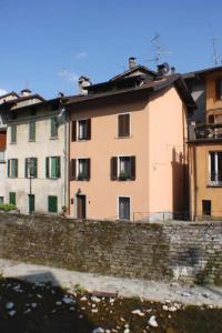 un edificio detrás de una pared de piedra junto a en My Heart in Argegno - by My Home In Como, en Argegno