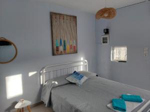 1 dormitorio con 1 cama y una foto en la pared en Vitamin Sea house en Panayía