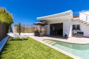 un pequeño patio trasero con piscina y casa en Villa Vistamar en Punta Grossa