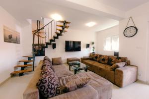 Televízia a/alebo spoločenská miestnosť v ubytovaní Large 3-bedroom apartment near Split Dalmatia