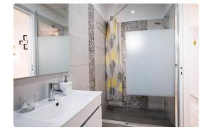 uma casa de banho com um lavatório e um chuveiro em BeGuest Casetta Cleo em Albufeira