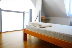 ein Schlafzimmer mit einem Bett mit Handtüchern darauf in der Unterkunft Résidence Simone Lévy - Rêves de mer in Trébeurden
