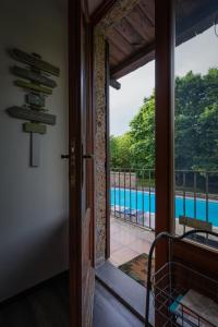 een deur naar een kamer met uitzicht op een zwembad bij Dependance Villa Settecamini in Porano