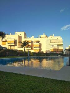 The swimming pool at or close to Casa Familiar para 10 con jardín, bbq, terraza, piscina y playa cerca