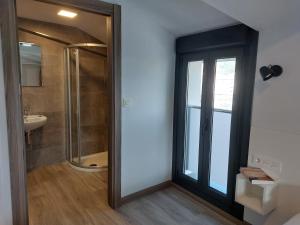 A bathroom at Pensión Amorrortu Lemona